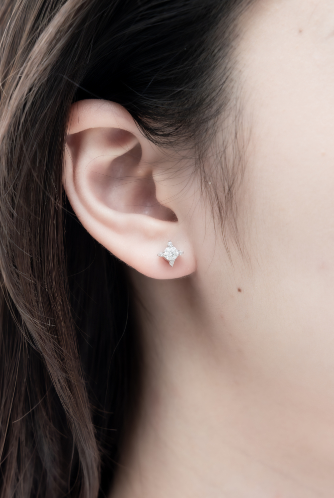 莫桑石小四星形耳環/銀色