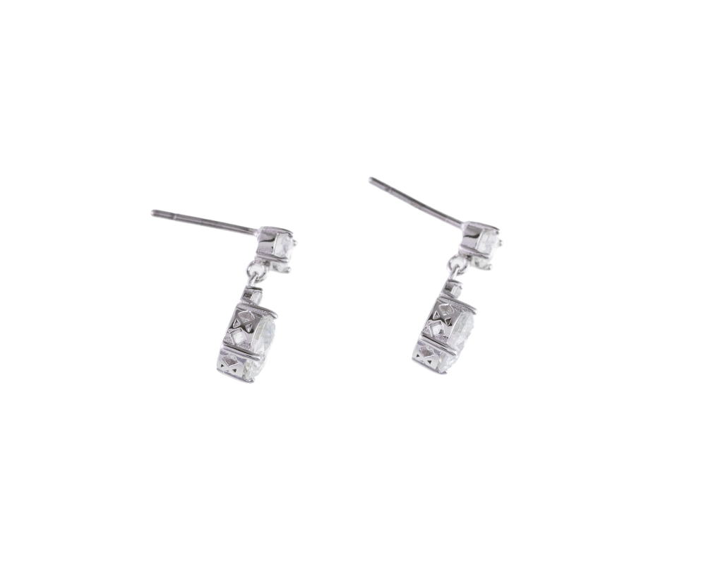 莫桑石6.5mm 漸層三顆鑽耳針 / 銀色