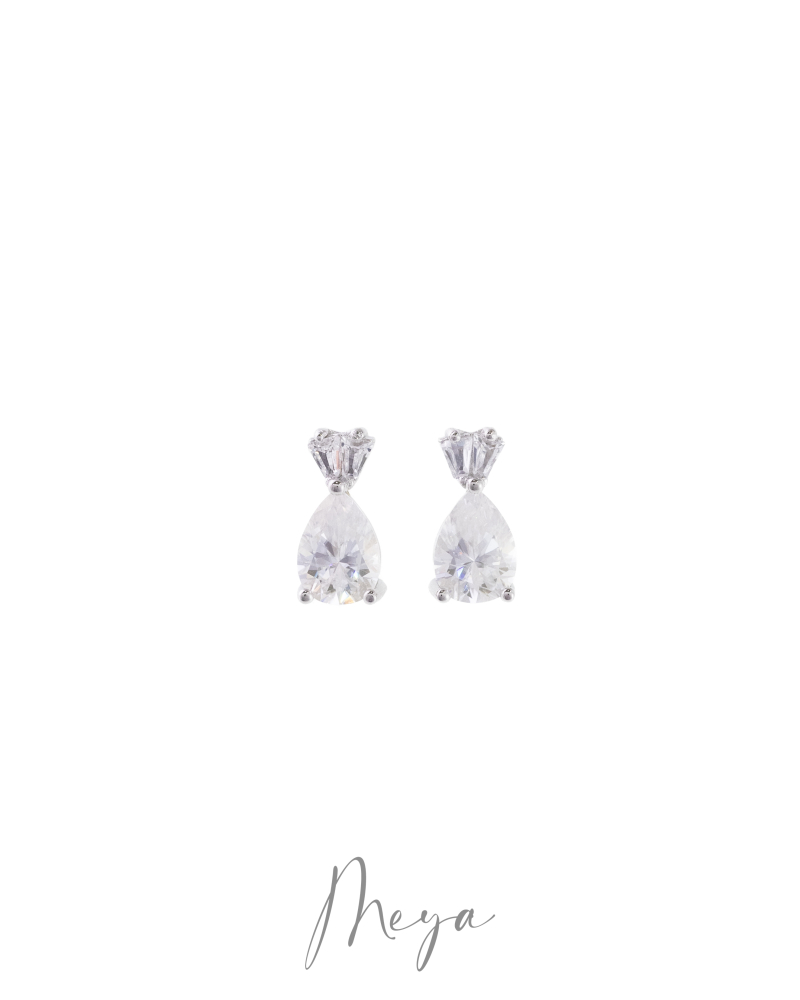 莫桑石4*6mm 水滴雙鑽耳針 / 銀色