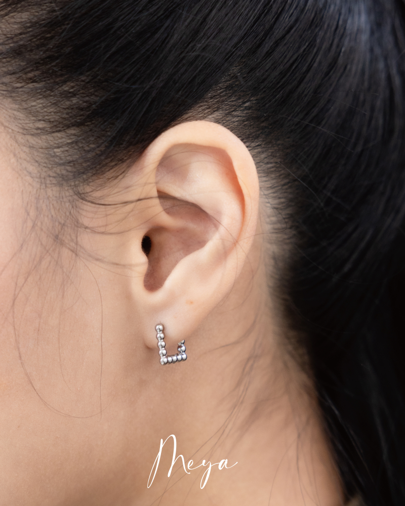 小圓珠拼成方形 耳環／銀色