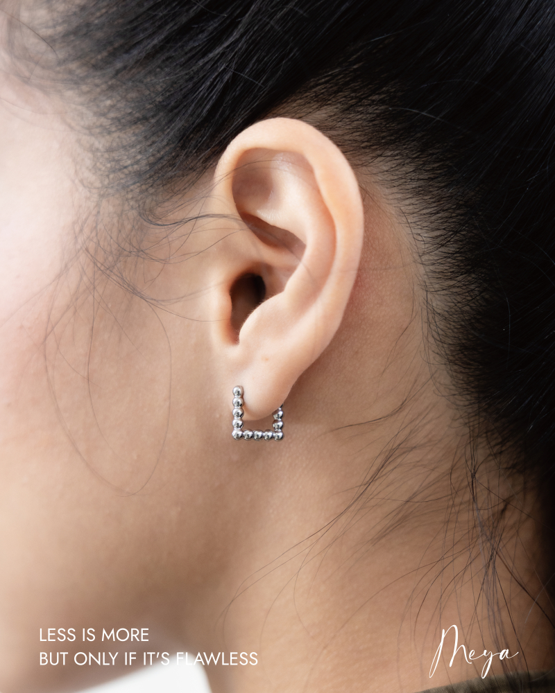 小圓珠拼成方形 耳環／銀色