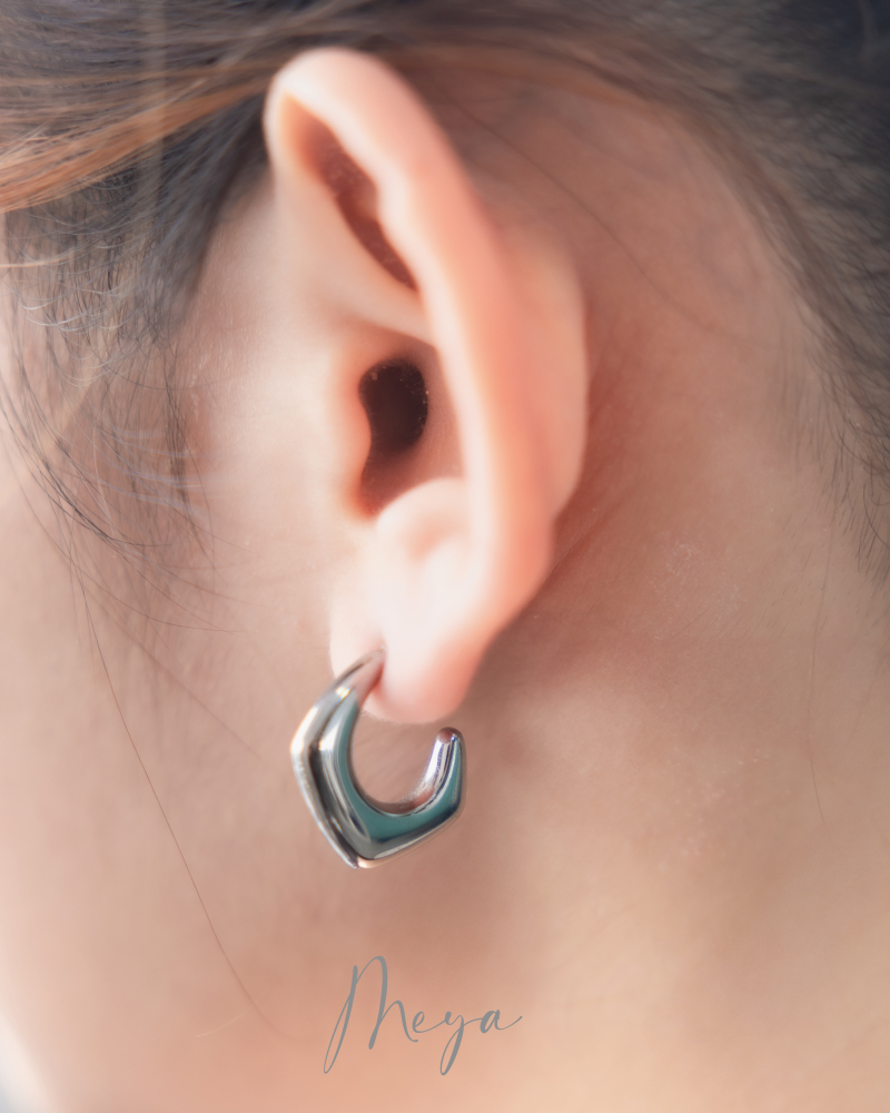 귀걸이 粗扁不規則半圓弧耳環 / 銀色