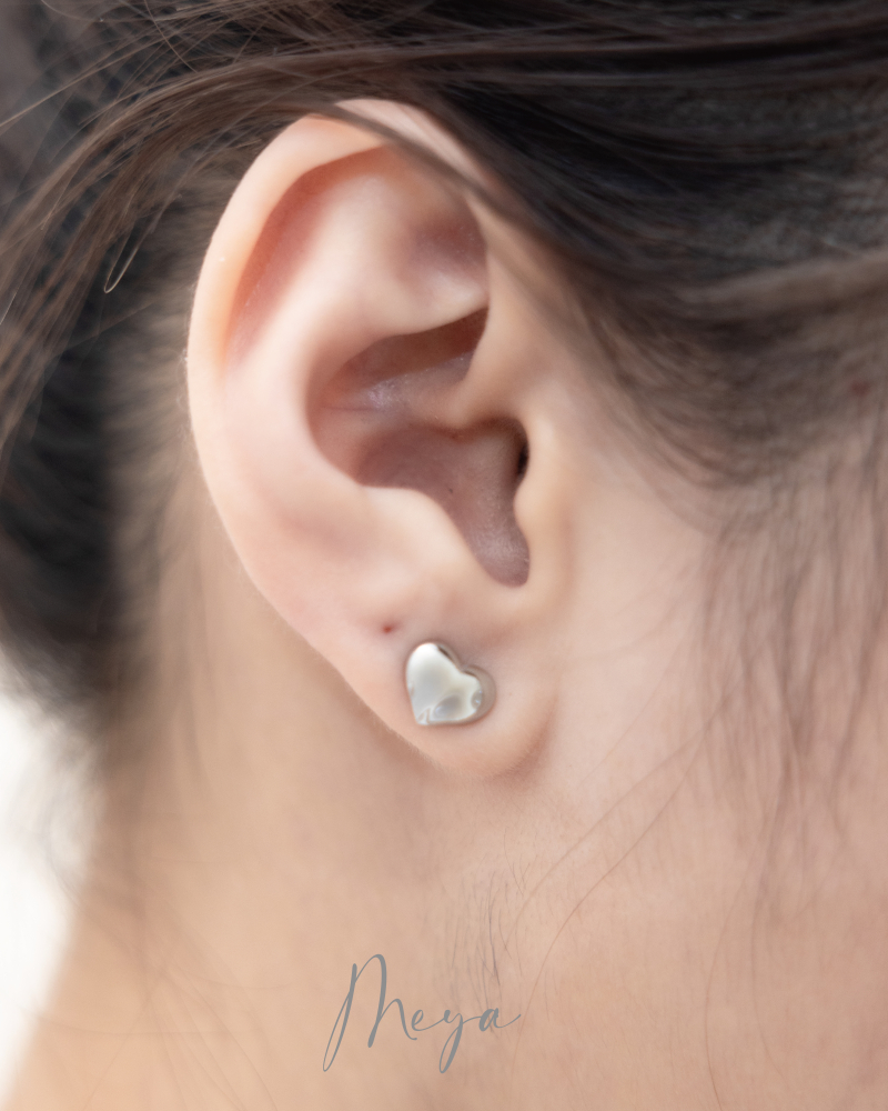 귀걸이 前凸後平小愛心耳環 / 銀色