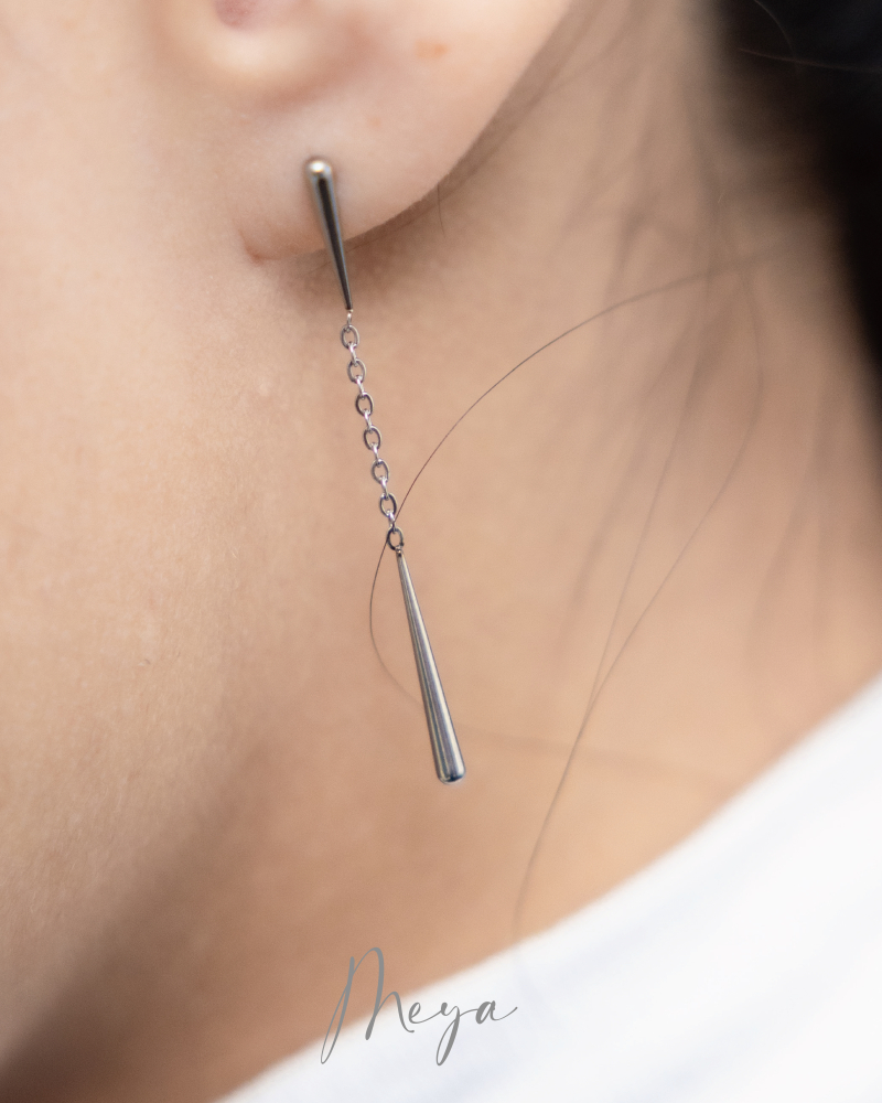 細水滴短鏈相連 垂墜式耳環／銀色