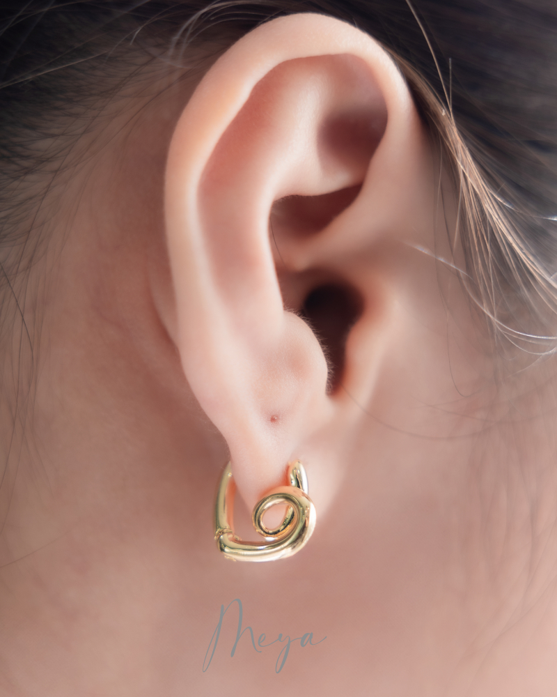 귀걸이 彎曲小空心愛心圈型耳環 / 金色