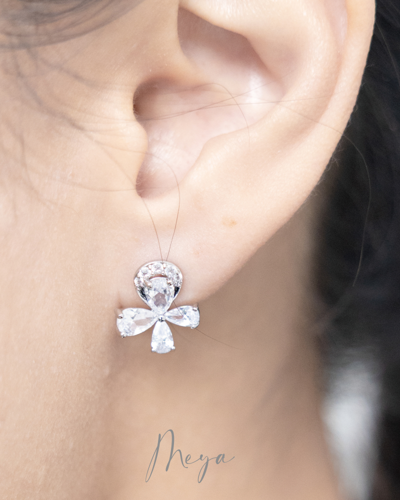 귀걸이   閃耀蝴蝶耳環 耳針 耳環 / 銀色