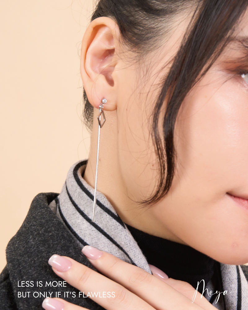 菱形框細蛇鏈 垂墜式耳環／銀色