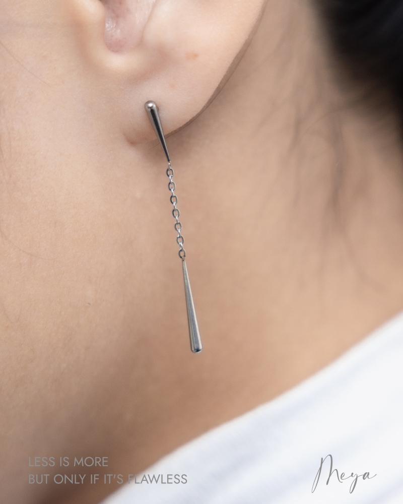 細水滴短鏈相連 垂墜式耳環／銀色