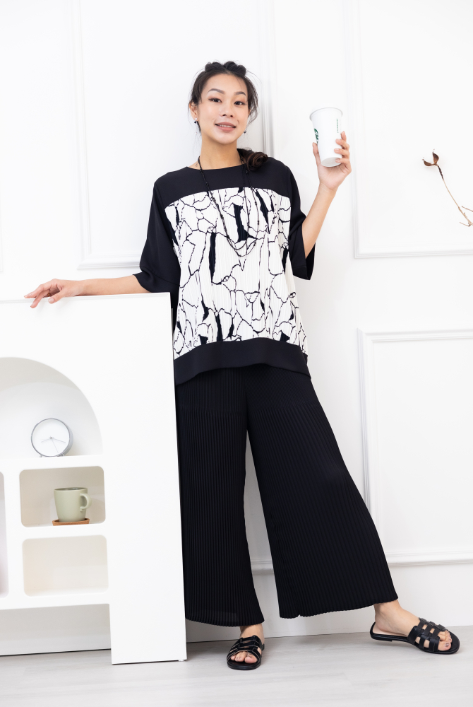 반팔 拼接白底黑色線條百褶短袖上衣/ 黑色