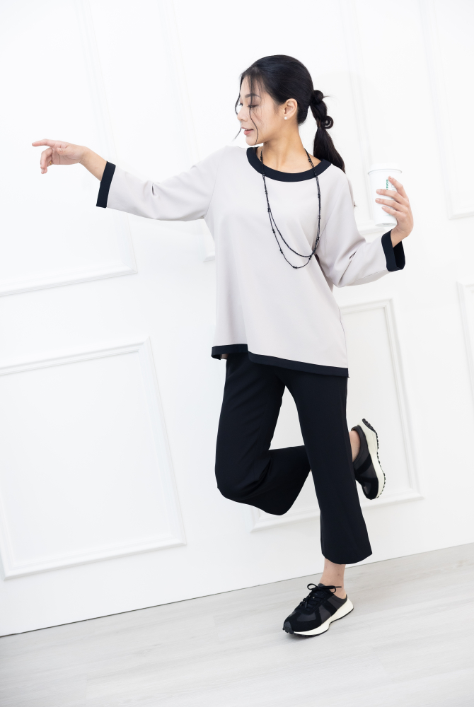 긴팔 滾黑邊七分袖上衣 / 杏仁色