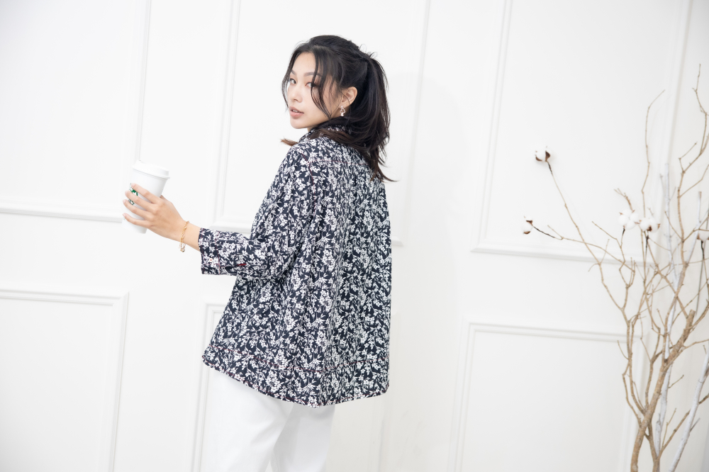 긴팔 印花七分袖襯衫上衣 /黑底白葉影