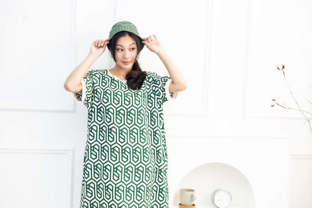 원피스 綠色盾牌線紋短袖洋裝 / 米色底