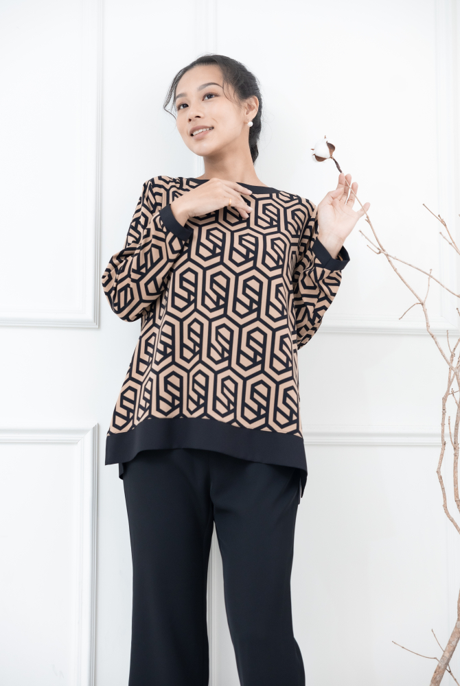 긴팔 黑色格線拼接黑色衣襬長袖上衣 / 棕色