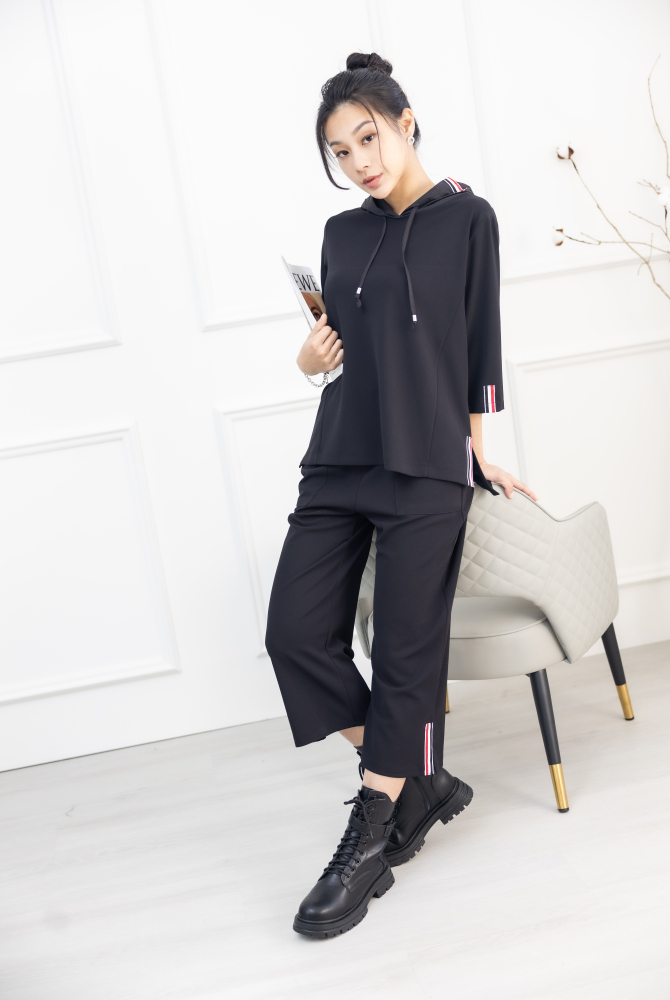 긴 바지 褲腳造型布標長褲 / 黑色