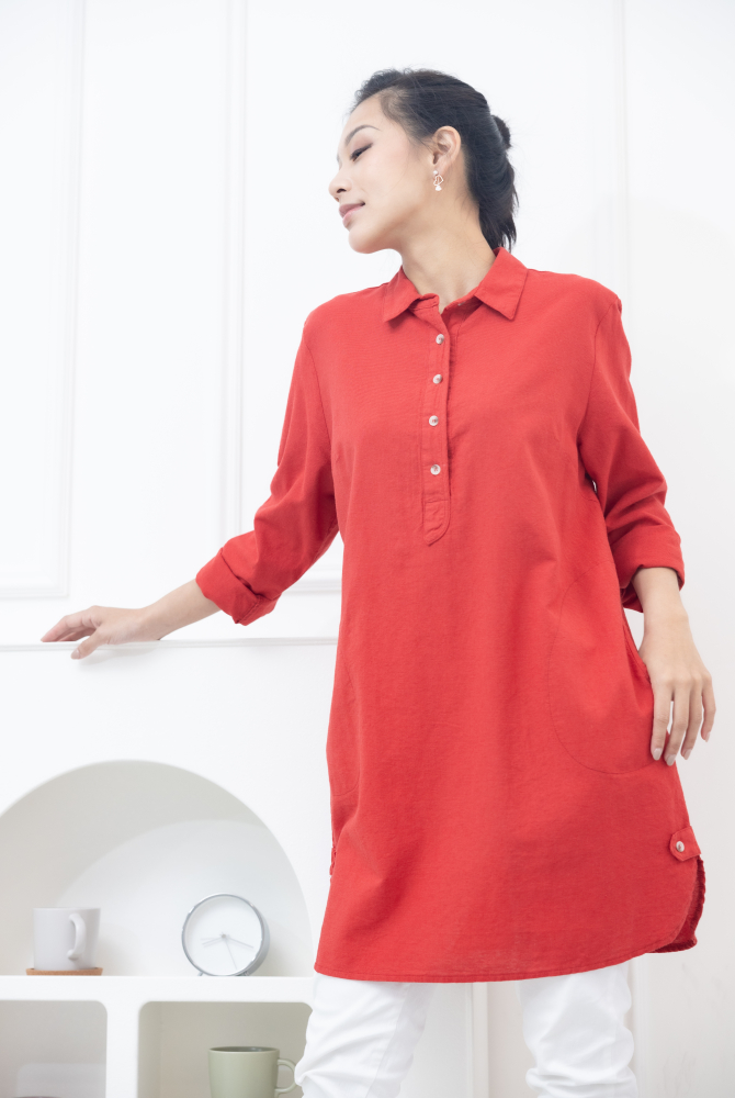 긴팔 襯衫領側邊鈕扣長版上衣 / 大紅色