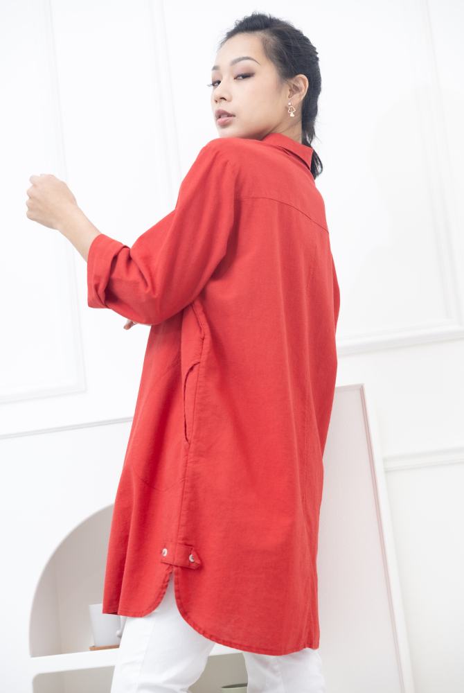 긴팔 襯衫領側邊鈕扣長版上衣 / 大紅色
