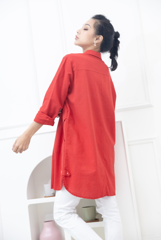 긴팔 襯衫領側邊鈕扣長版上衣 / 大紅色