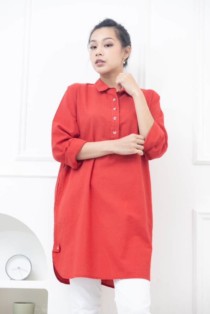 긴팔 襯衫領側邊鈕扣長版上衣 / 大紅色
