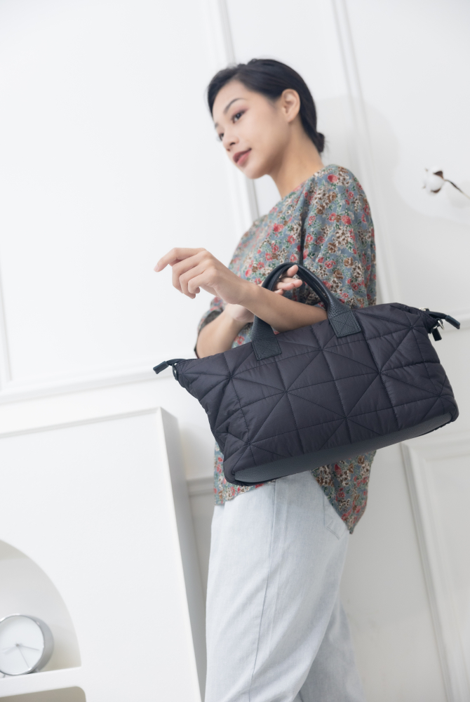 가방 三腳縫線PU皮帶子手提包 / 黑色