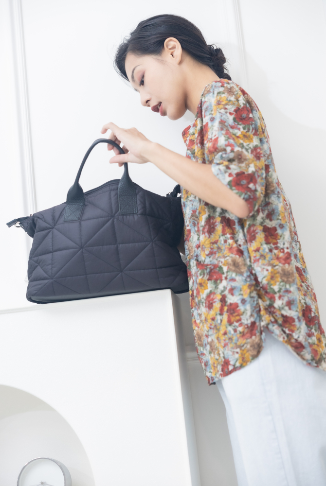 가방 三腳縫線PU皮帶子手提包 / 黑色