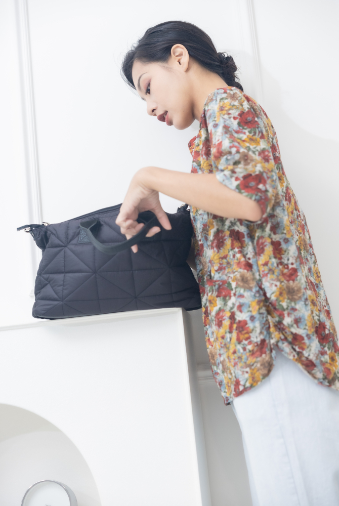 가방 三腳縫線PU皮帶子手提包 / 黑色