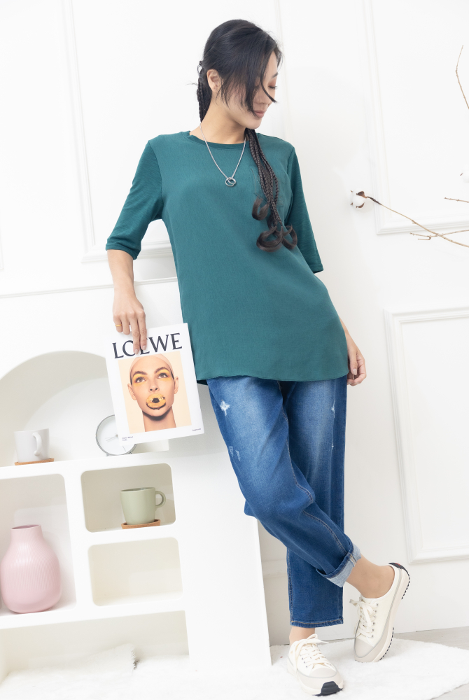 긴 바지 釘扣微刷破管牛仔褲 / 深藍色