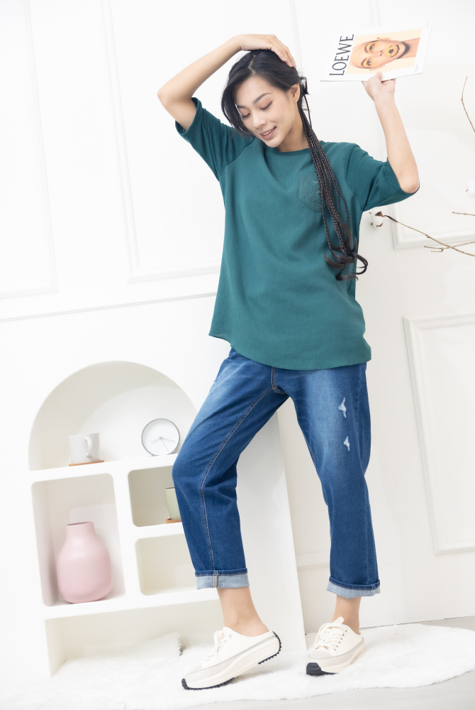 긴 바지 釘扣微刷破管牛仔褲 / 深藍色