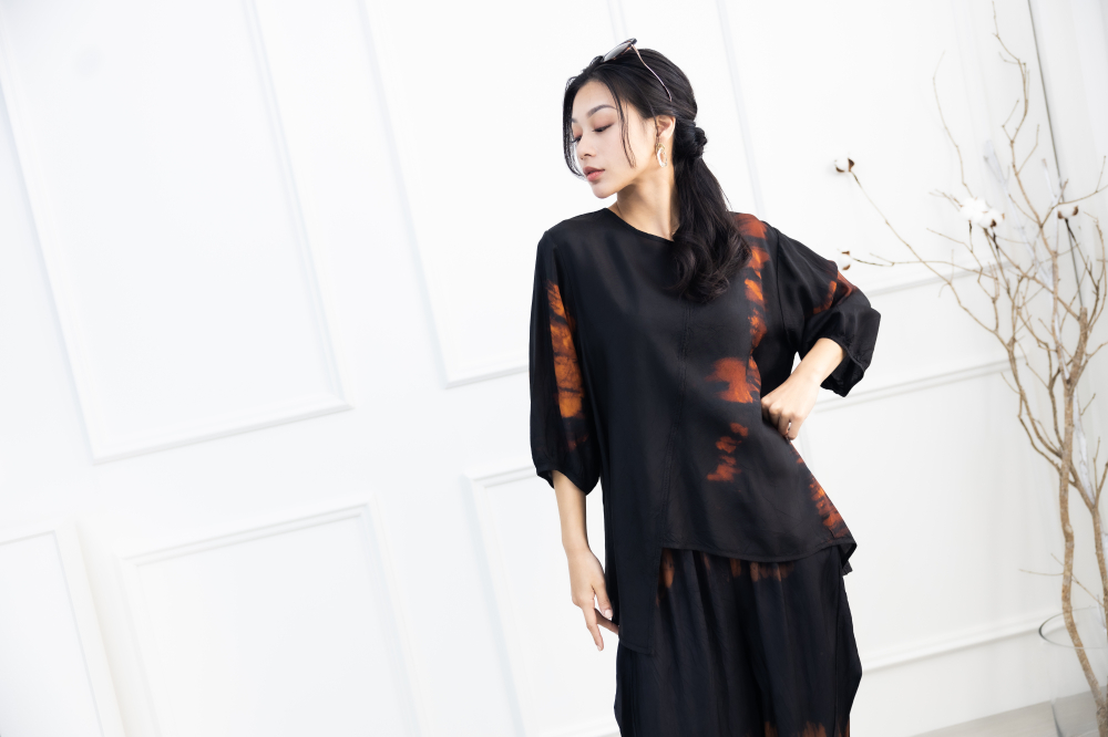 긴팔 橘黃暈染7分泡泡袖上衣 / 黑色