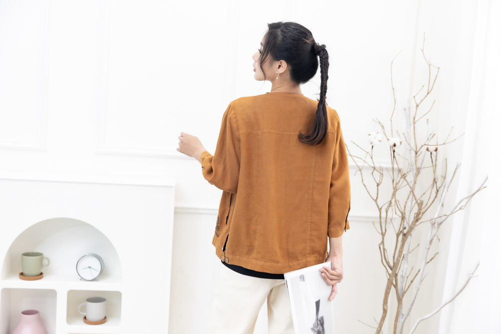 셔츠 衣襟刺繡棉麻襯衫 / 土黃色