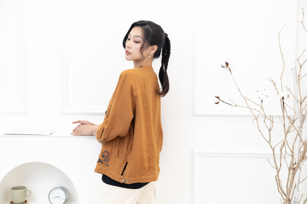 셔츠 衣襟刺繡棉麻襯衫 / 土黃色