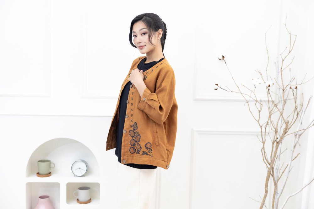 셔츠 衣襟刺繡棉麻襯衫 / 土黃色