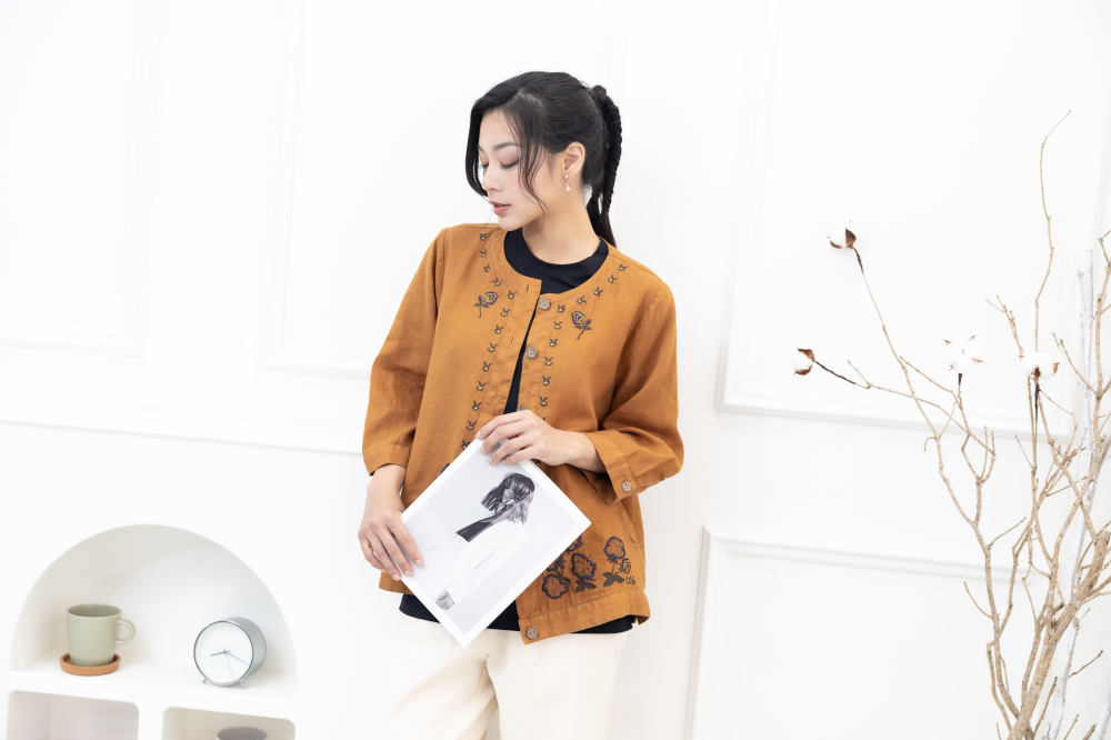 셔츠 衣襟刺繡棉麻襯衫 / 土黃色