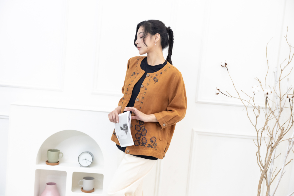 셔츠 衣襟刺繡棉麻襯衫 / 土黃色