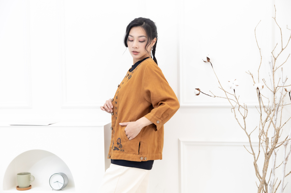 셔츠 衣襟刺繡棉麻襯衫 / 土黃色