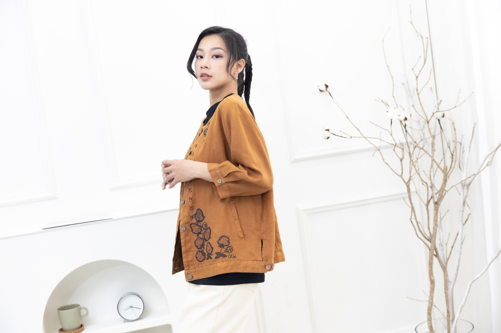 셔츠 衣襟刺繡棉麻襯衫 / 土黃色