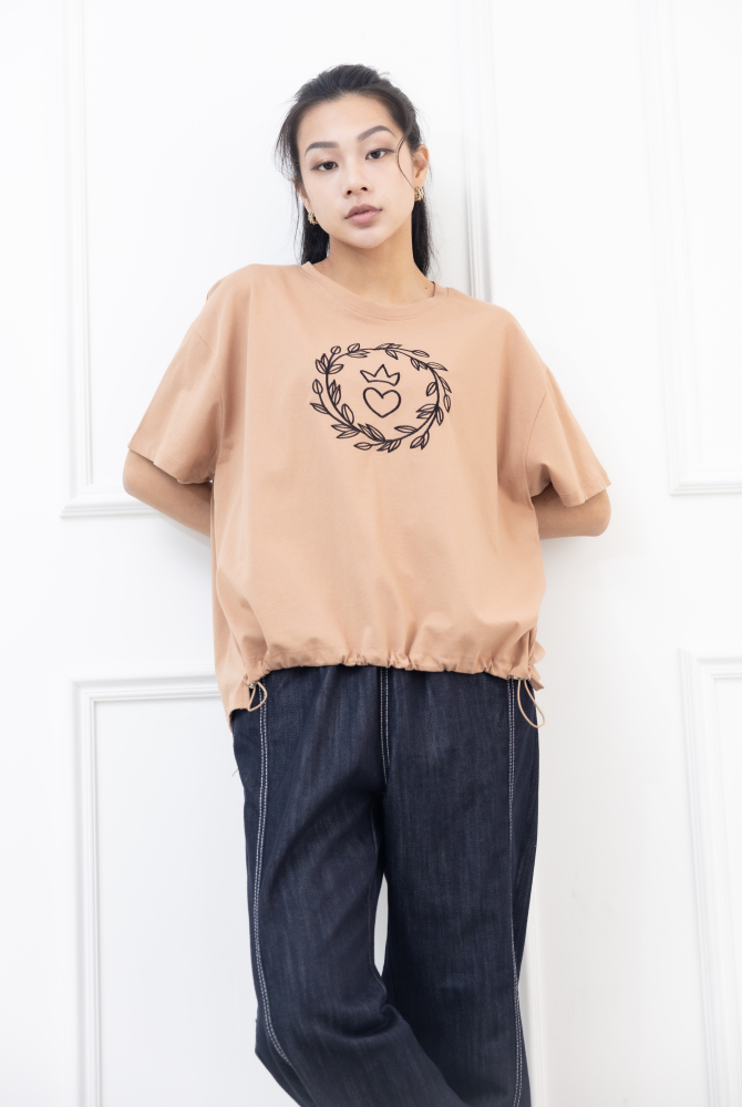 반팔 胸前立體花圈愛心刺繡上衣 / 土色