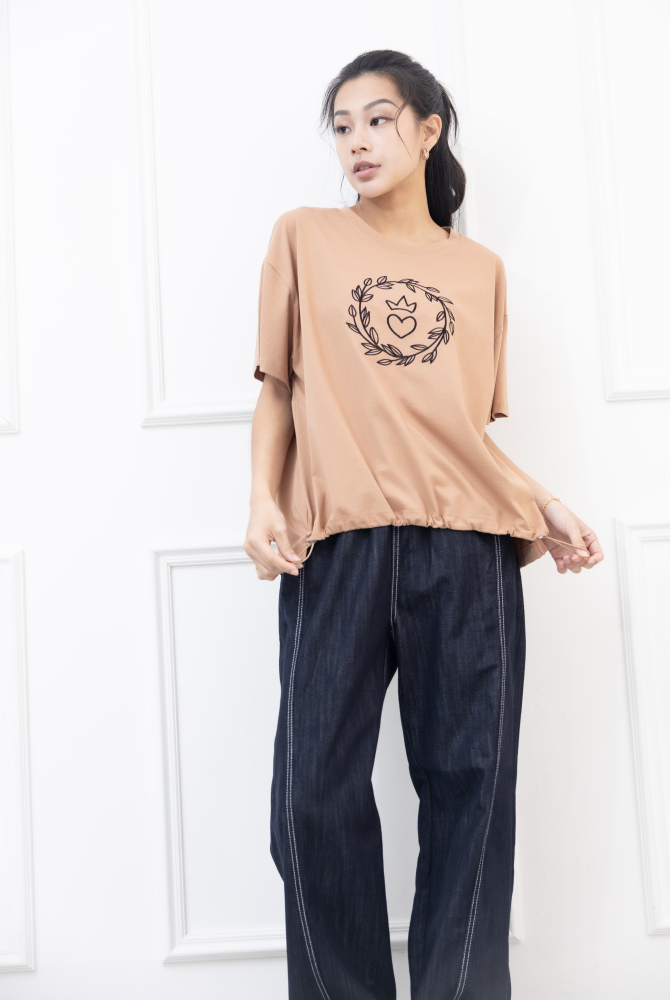 반팔 胸前立體花圈愛心刺繡上衣 / 土色