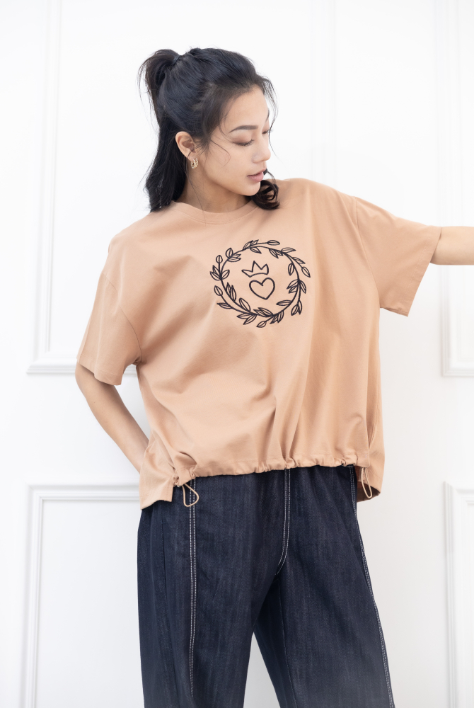 반팔 胸前立體花圈愛心刺繡上衣 / 土色