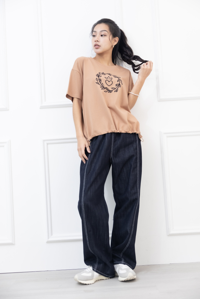 반팔 胸前立體花圈愛心刺繡上衣 / 土色