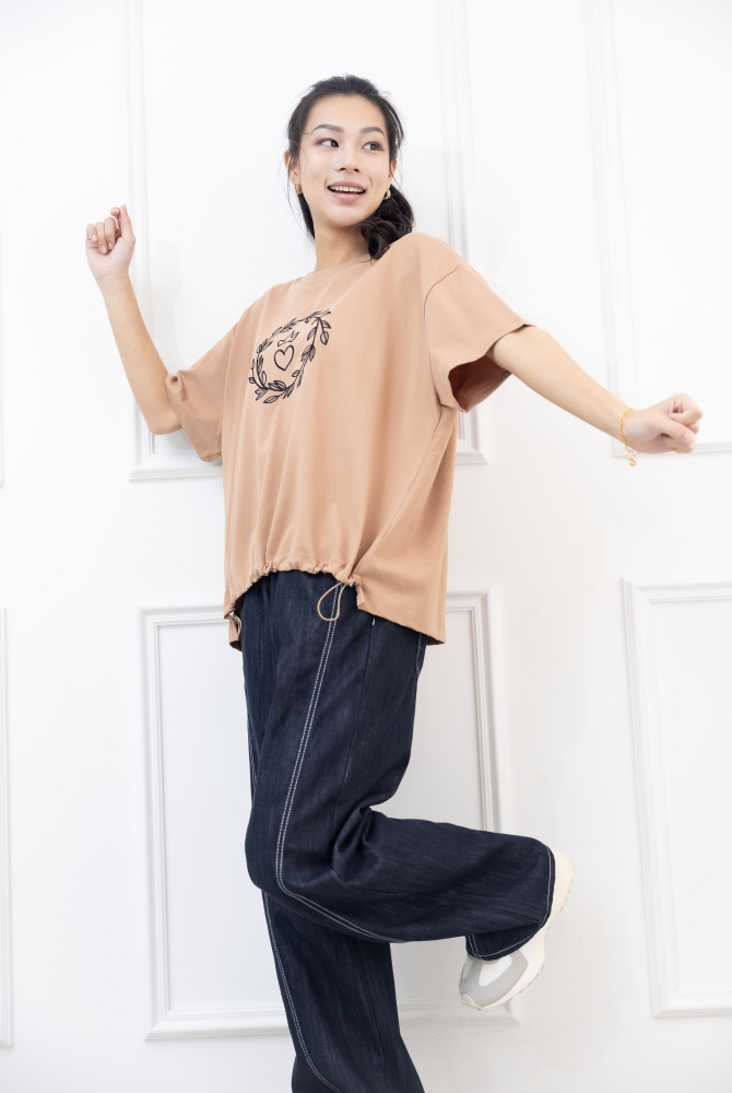 반팔 胸前立體花圈愛心刺繡上衣 / 土色