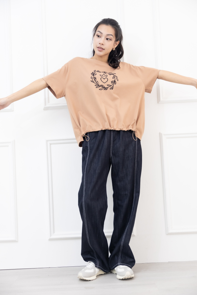 반팔 胸前立體花圈愛心刺繡上衣 / 土色