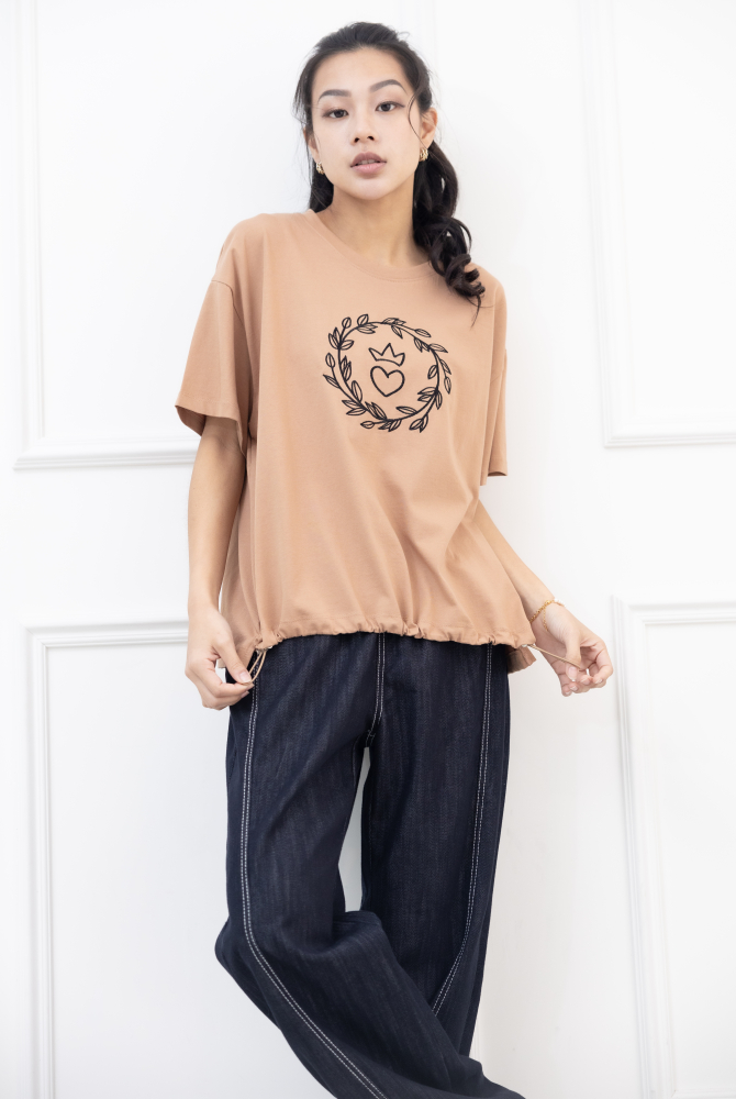 반팔 胸前立體花圈愛心刺繡上衣 / 土色