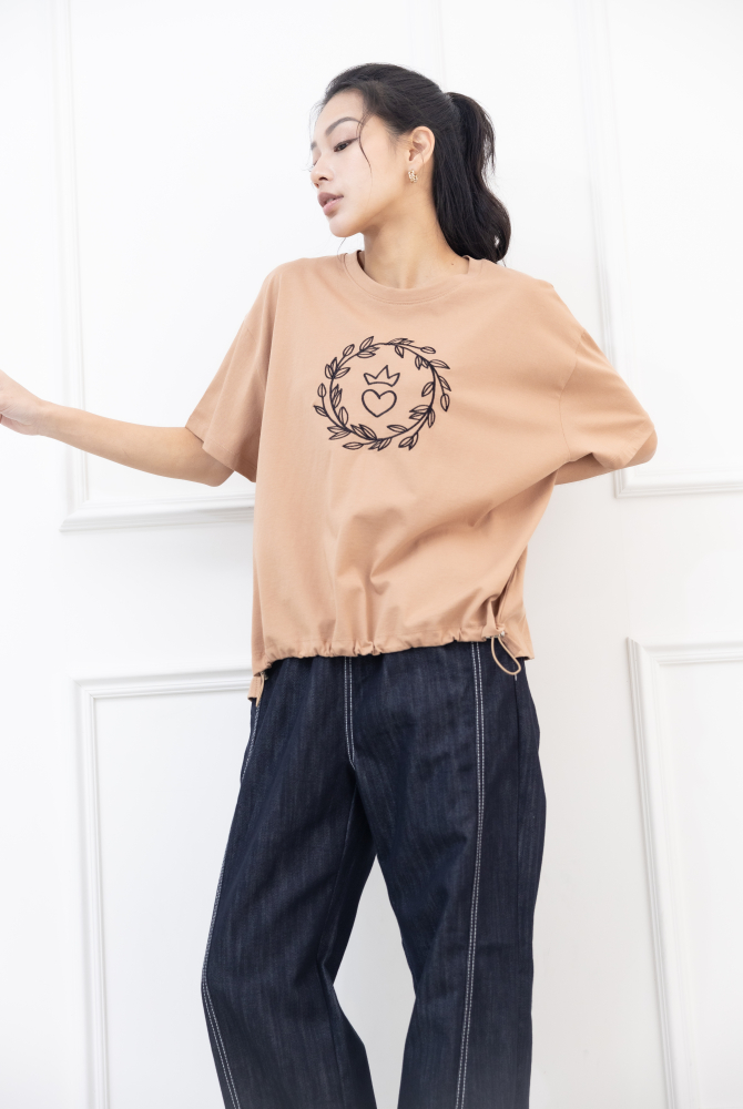 반팔 胸前立體花圈愛心刺繡上衣 / 土色