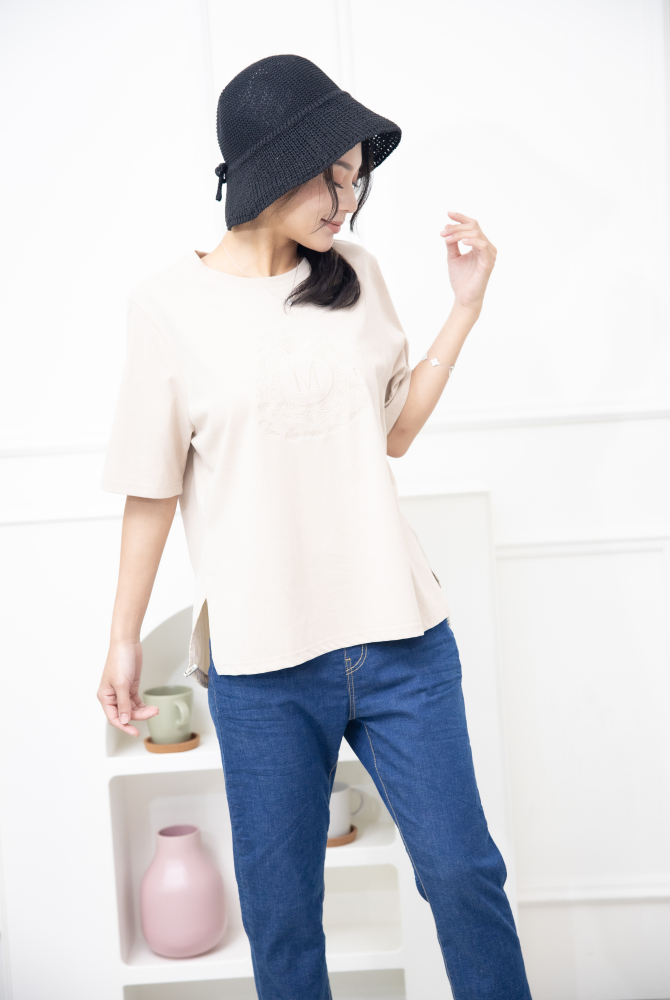 반팔 M字花紋刺繡短袖上衣 / 米漿色