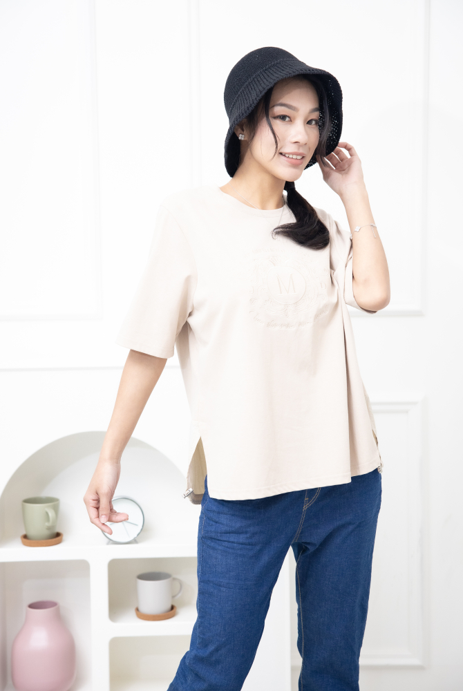 반팔 M字花紋刺繡短袖上衣 / 米漿色