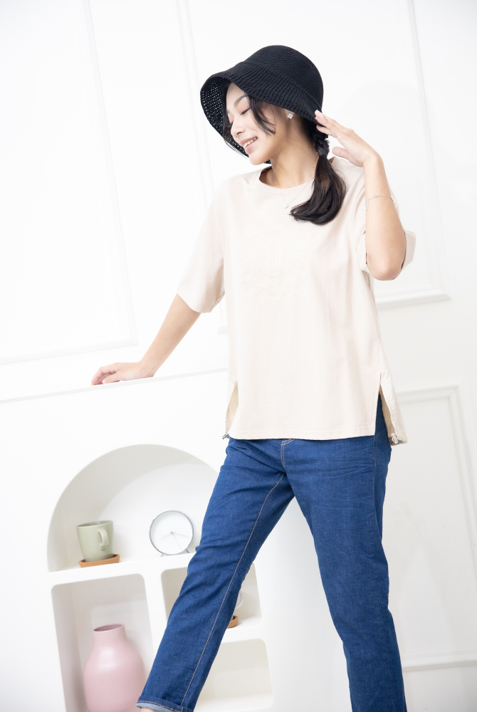 반팔 M字花紋刺繡短袖上衣 / 米漿色