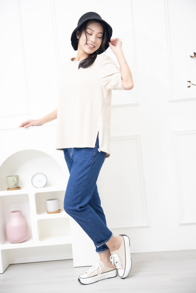 반팔 M字花紋刺繡短袖上衣 / 米漿色