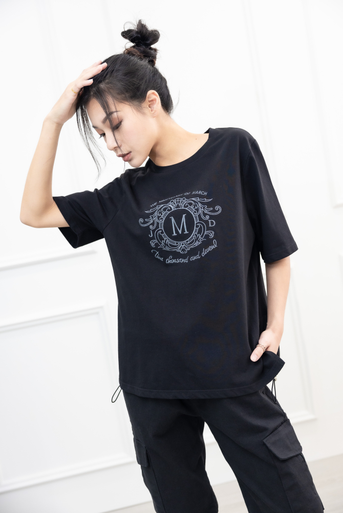 반팔 M字花紋刺繡短袖上衣 / 黑色