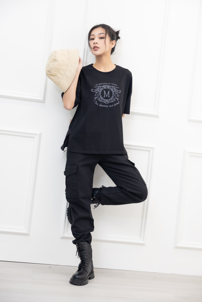 반팔 M字花紋刺繡短袖上衣 / 黑色