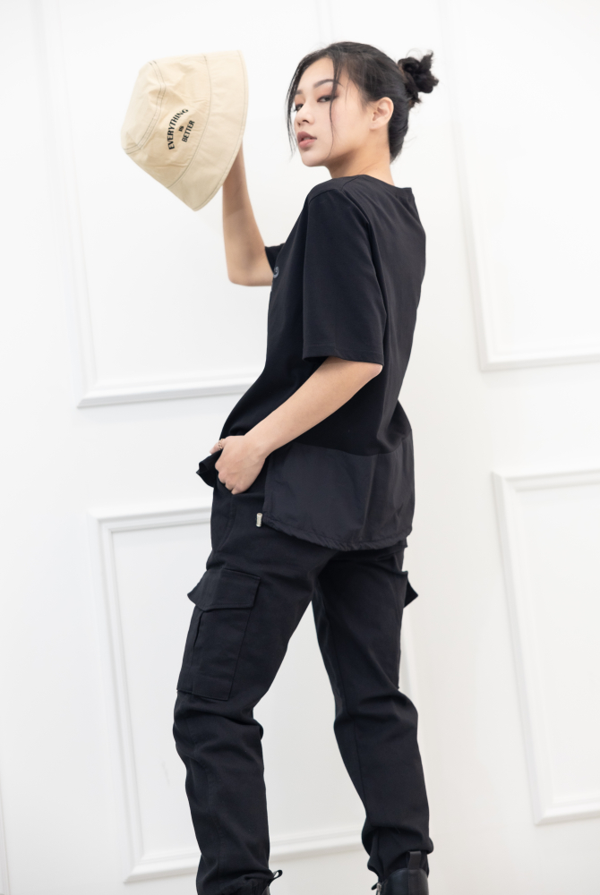 반팔 M字花紋刺繡短袖上衣 / 黑色